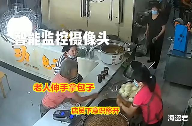 店主看老人可怜免费供吃1年,大妈因包子渗汤汁不满,拿起砸店员