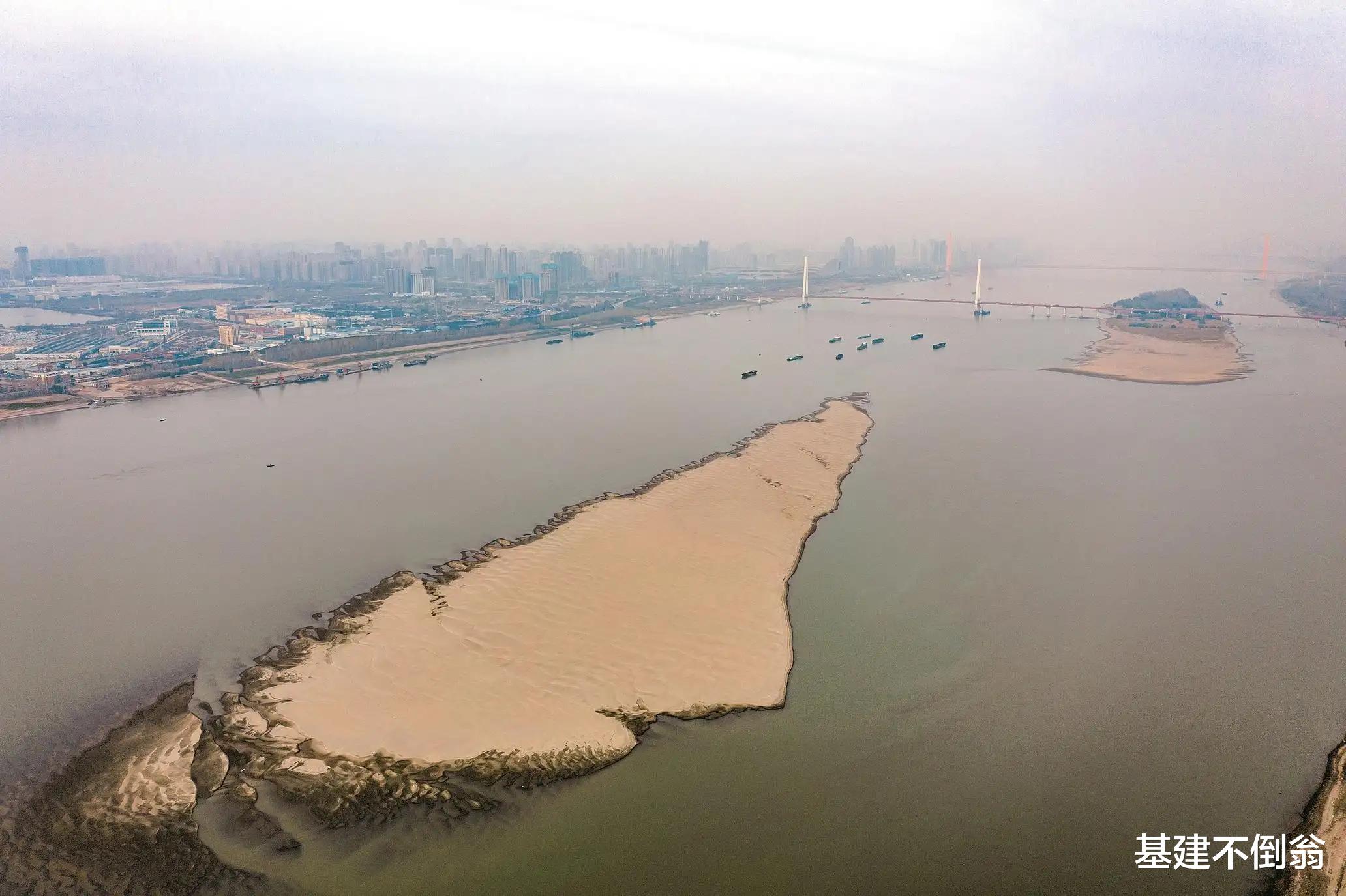 长江水位下降后,惊现整齐壮观的“石头阵”,是什么时候摆放的?