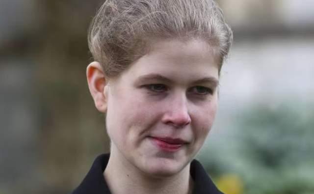 美颜|王室有女初长成！女王18岁孙女美翻了，身穿丧服都难掩盛世美颜