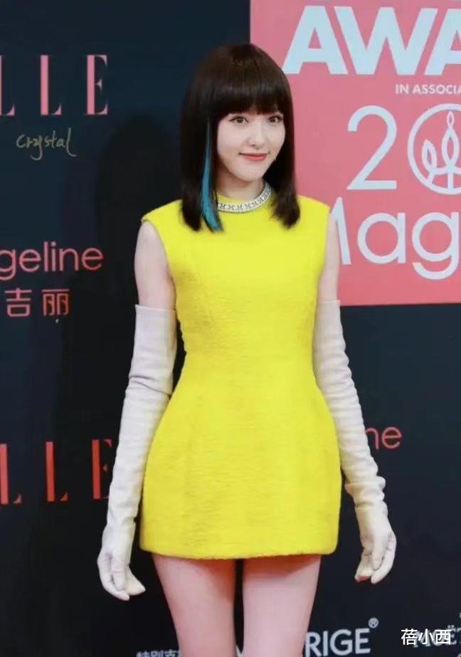 唐嫣 唐嫣还是穿亮一点更显年轻，黄裙配白手套个性摩登，少女感很强