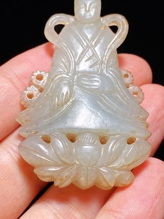 |元 和田玉青花籽料 玉莲花座佛 菩萨 挂件