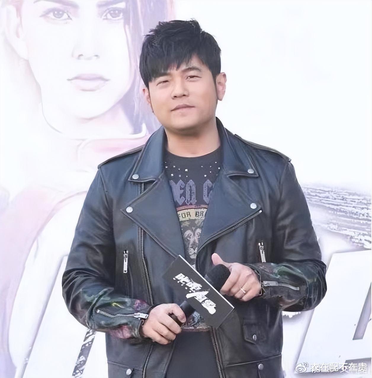 周杰伦|周杰伦夫妇双双发福，昆凌脸虽然变圆润了，但穿皮衣却挺有富态感