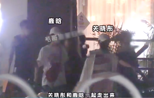 鹿晗|鹿晗为关晓彤庆生后一起回家，为女友准备超多礼物，还戴情侣帽秀恩爱