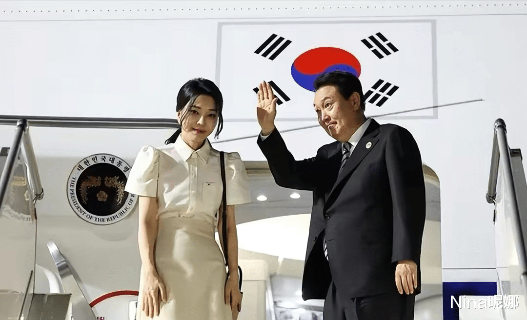 项链 韩国第一夫人过洋节！穿白色大衣扎粗马尾辫变萌妹，形象突破大变样