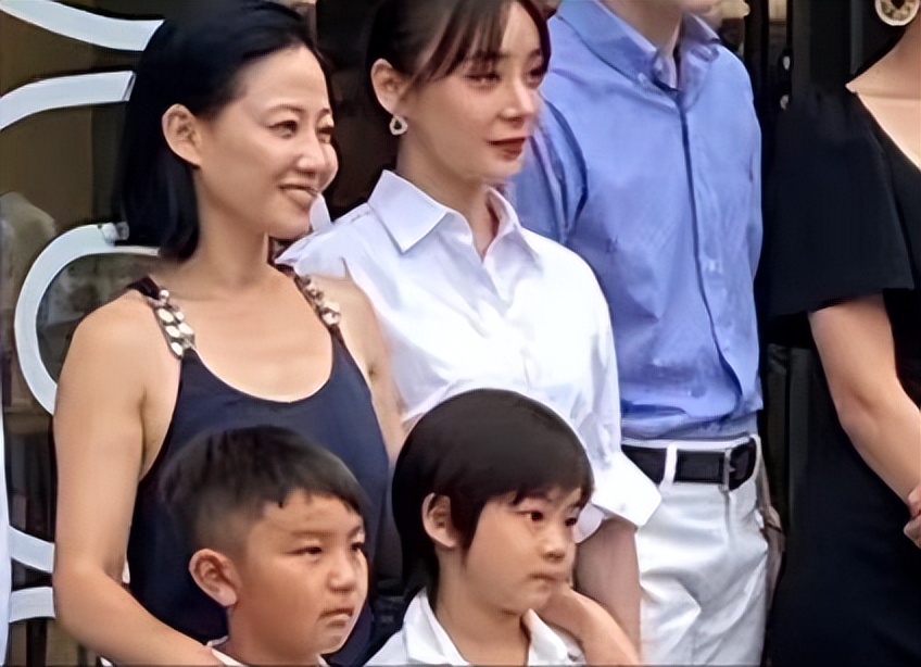 董洁|董洁、董璇、关悦跟谭卓带娃现身活动，离开滤镜的容貌太真实了