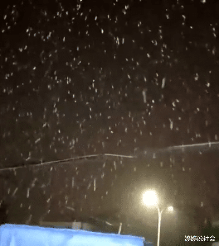 湖北男子给妻子送饭,满身雪花从怀中掏出热饭:结婚十年没吵过架