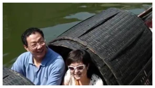 张泉灵|张泉灵：曾是央视一枝花，低调嫁大18岁李铁为妻，如今生活幸福