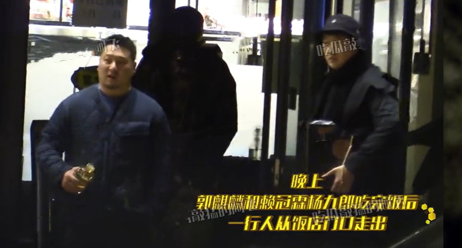 郭麒麟|塌房了？郭麒麟被拍到与粉衣美女亲吻后，又被拍到与另一个女生