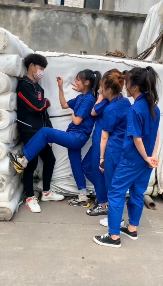 一男子进厂打工赚钱,长相帅气被4名女员工围堵,他招架不住辞职