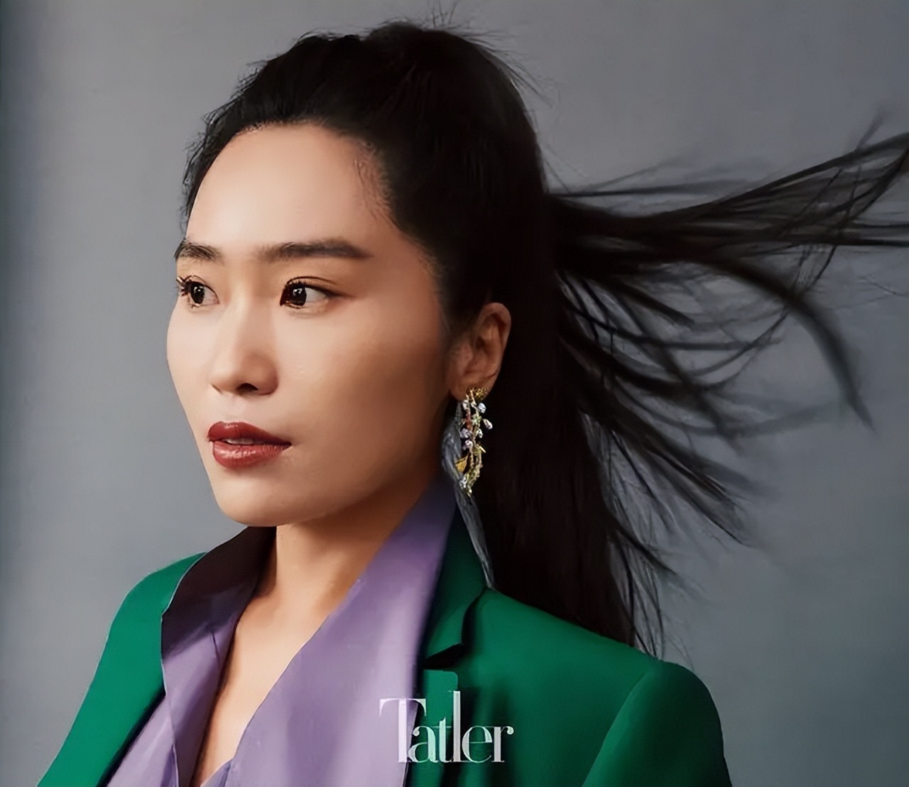 邱淑贞|张艺谋女儿不靠颜值也能赢!穿西装跟邱淑贞女儿拍大片,气场超强