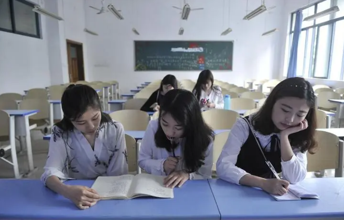 大学生|农村大学生“掏空家底”，大学四年花费18万，家长含泪哭诉现状