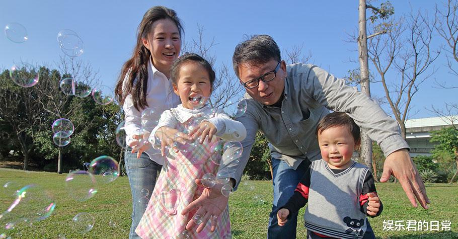 重症监护室|52岁导演自曝女儿出生就进ICU,崩溃到痛哭,妻子坚强挤母乳喂女