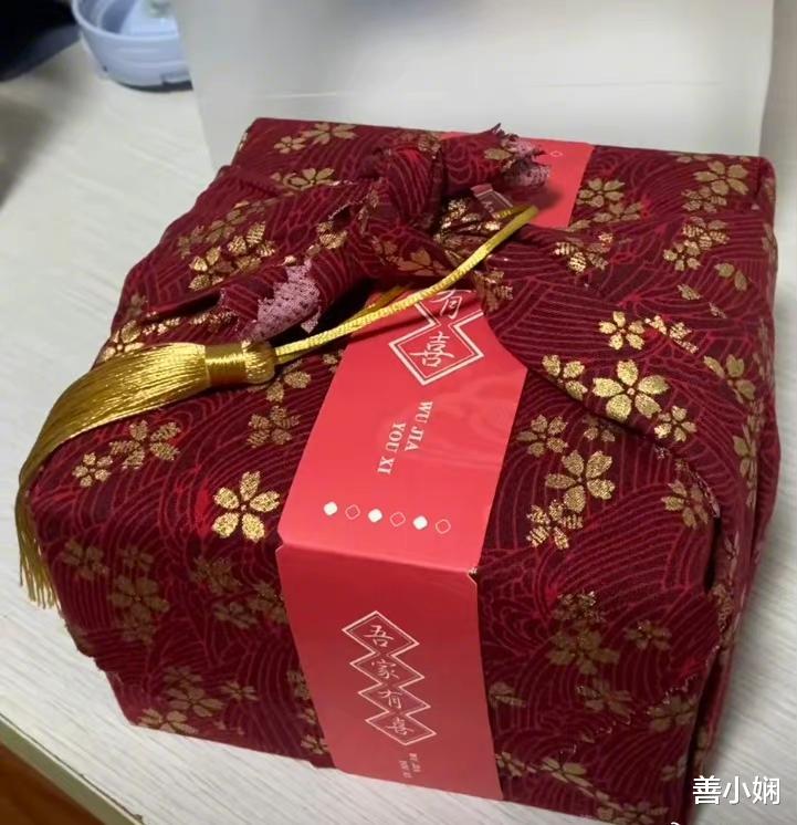 胡歌|网友晒胡歌喜糖礼盒,分享升级父亲的喜悦,却被网友嘲笑档次太低