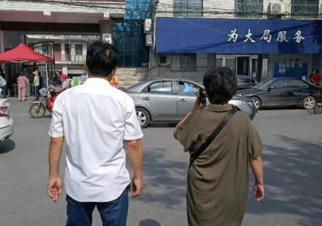 杜新枝|杜新枝晒与郭爸吃早餐画面，动作生硬疑摆拍，网友调侃带了摄影师