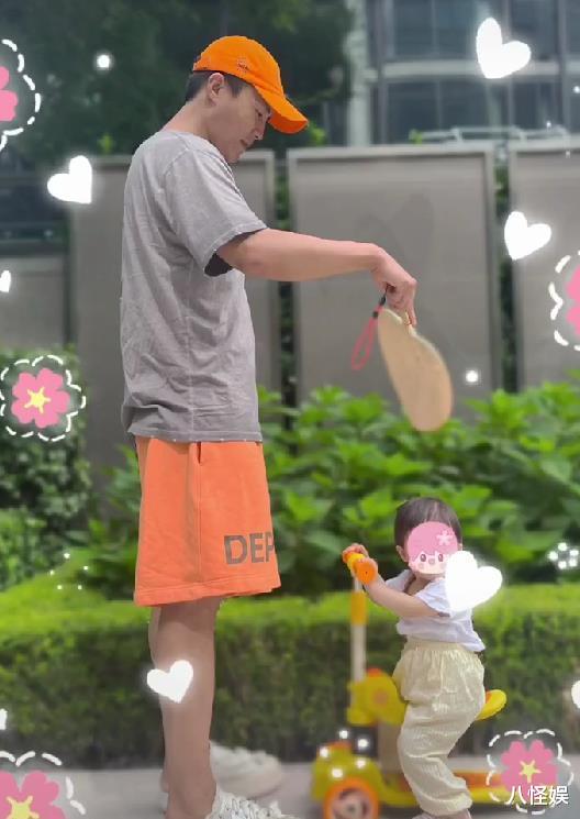 |王灿晒老公带娃,杜淳陪女儿骑车,紧跟蛋饺身后给她扇扇子好温柔