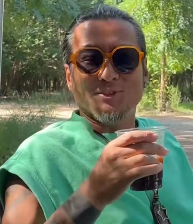 明星|8位明星下乡干农活：60岁曹荣喂猪、赶牛，王艳带手套摘豆角