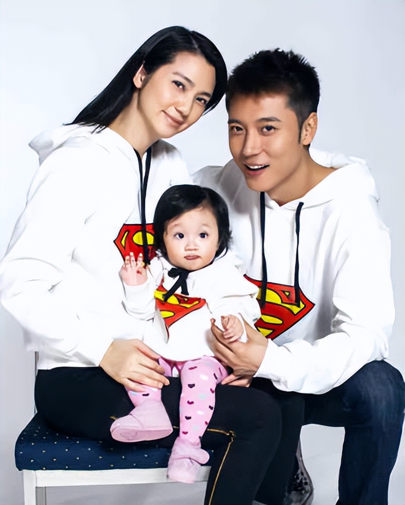 张丹峰|张丹峰晒父爱陪女儿看电影，网友却因俩照片细节不同发现毕滢影子