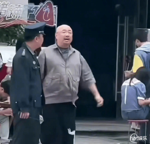 沈腾|沈腾瘦回校草,徐峥则越来越肿,宽大工装依然难掩滚圆大肚