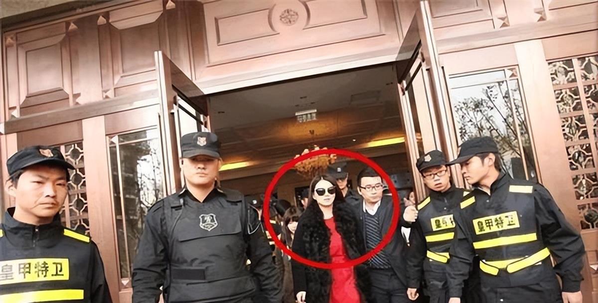 周润发|有排面！郭麒麟活动两排保镖！同是明星，为何周润发出门不戴口罩