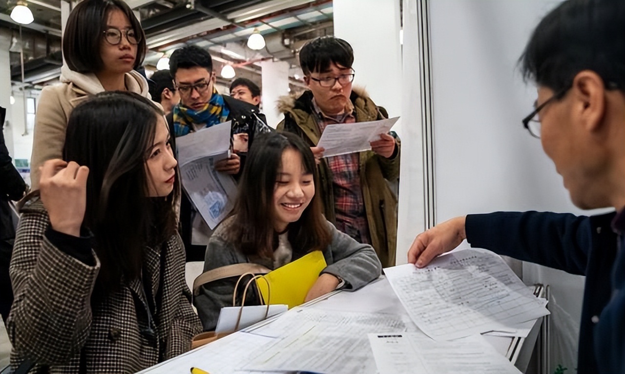 青岛市|“我985学历，凭啥要瞧得起你大专生，”一名本科生的观点火了