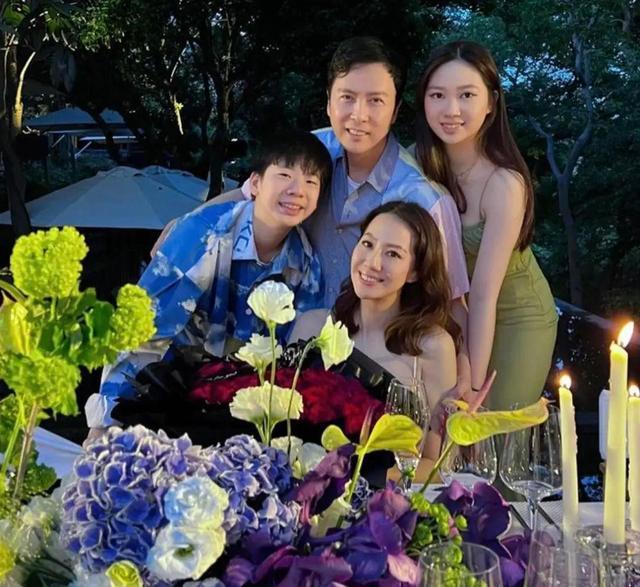 成龙|6位老牌港星来内地，成龙和内地网红合影，甄子丹到处旅游