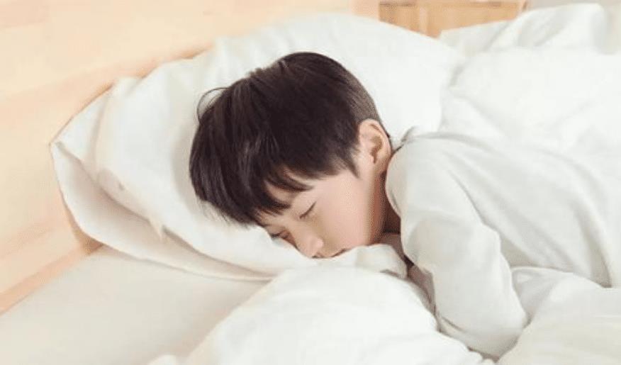 张亮|张亮儿子身高一米八，13岁天天腿长逆天，对比何炅：不要面子哒！