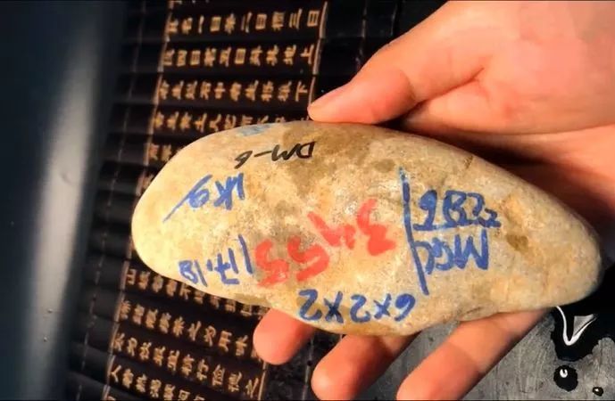 翡翠|2千入手的大马坎翡翠原石，皮薄且异彩纷呈，最终能如愿以偿？