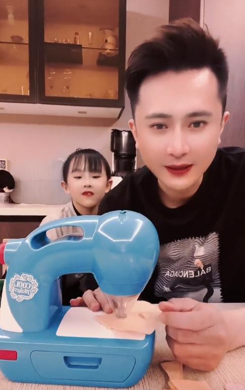 杨帆|杨帆:主持很风光,回家则主动做针线活代替老婆“给女儿缝袜子”