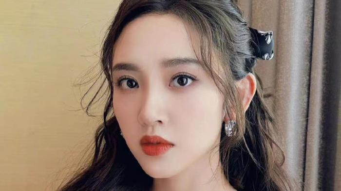 减脂 唐艺昕长发短发随拍，美女颜值不被发型左右，网友：张若昀好福气