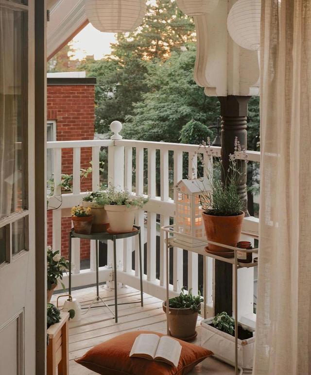 一家人住在阳光小房子里,简单温馨,米白原木色家具,细腻又柔软