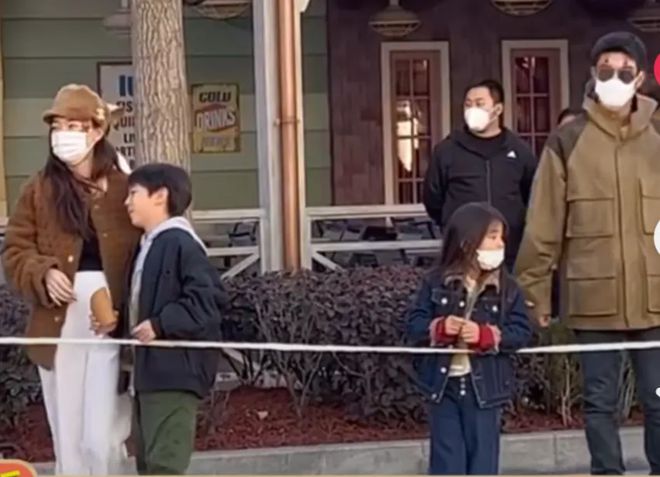 霍思燕|网友晒出杜江霍思燕一家现身环球影城，不是三口人，而是4口人