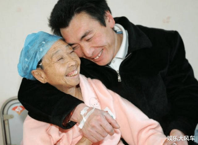 李玉成|85岁马玉琴成“摇钱树”？牙齿掉光啃骨头赚钱，53岁老公却提豪车