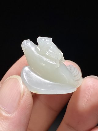 和田玉籽料|清 和田玉籽料 白玉 苍鹰搏鼠 挂件 把件