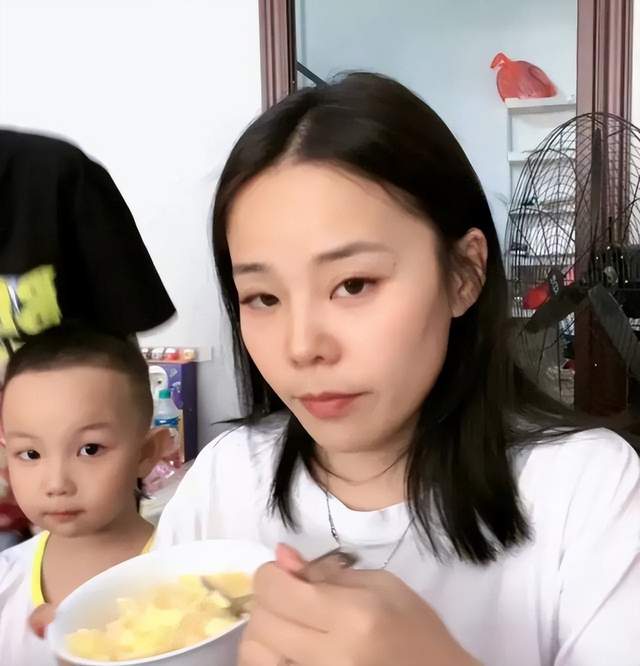 曹骏|躺平直播？熊磊罕见改直播风格与大家闲聊，儿子楷楷出镜好可爱