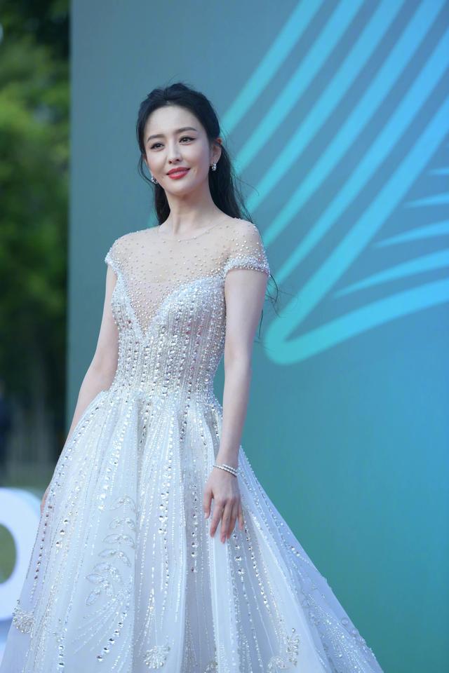 佟丽娅|佟丽娅 一袭白色深V长裙亮相第四海南岛国际电影节