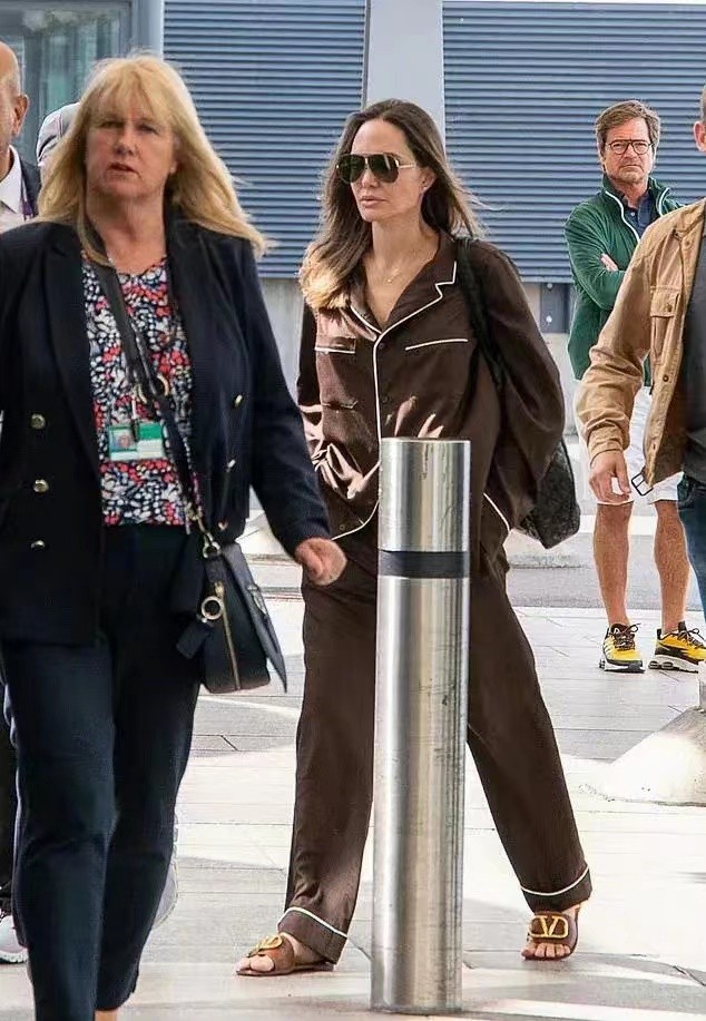 包拯|安吉丽娜朱莉放飞自我！直接穿睡衣上街，走路带风气场比养子还强