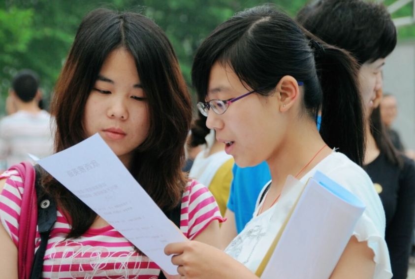 |羡慕按时发工资的女生被开除，护士专业水平遭质疑，后续来了