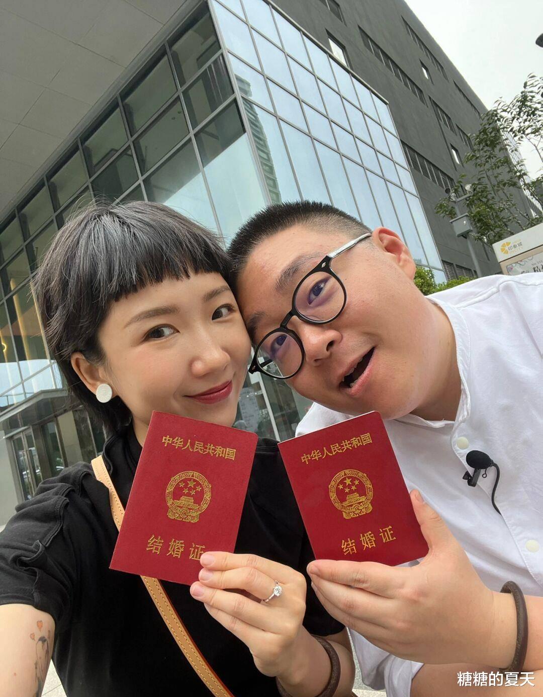 郝劭文|刚结婚就遭遇家暴？郝劭文直播间卖力带货，满脸抓痕红肿一片