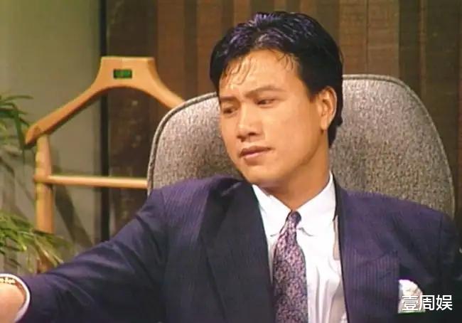 万梓良|64岁万梓良近况曝光，在酒店摔倒被4人搀扶，网友：好像喝多了！