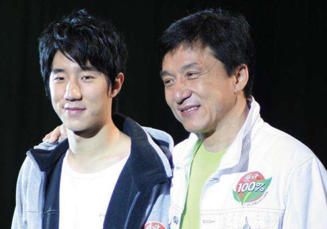 成龙|68岁成龙与空姐事件再升级!女方否认有深入关系,霸气回怼网友