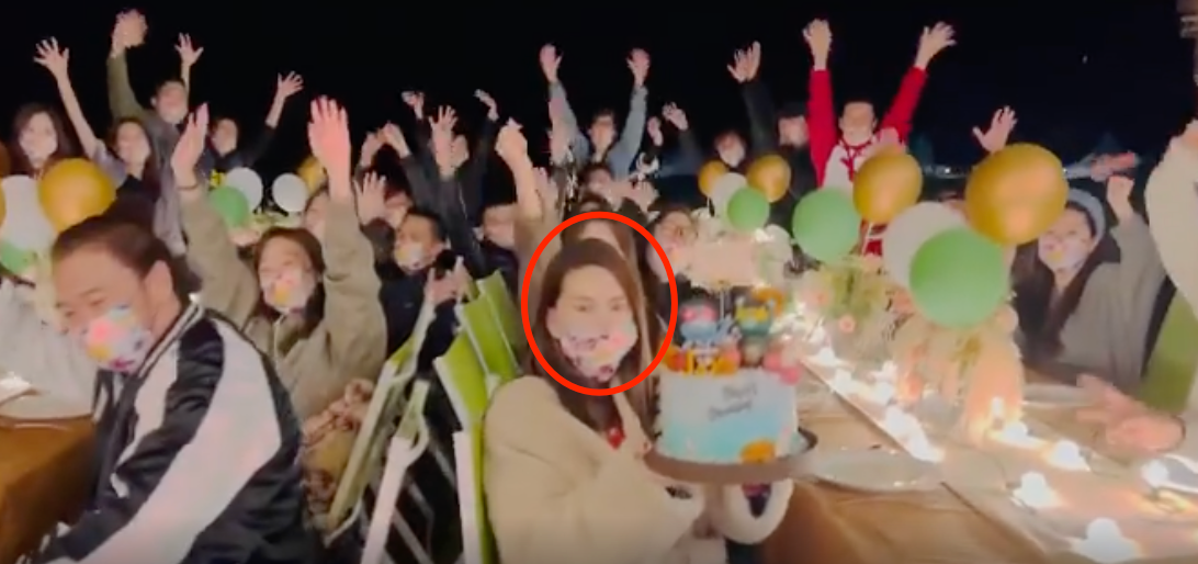 邓超|43岁周杰伦庆生现场超豪!众人起立举手欢呼,疑穿大貂看不见脖子