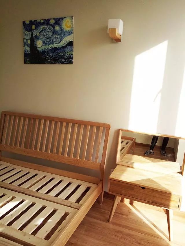 客厅留出一半空间，做了个榻榻米，45㎡的房子多出一个房间！