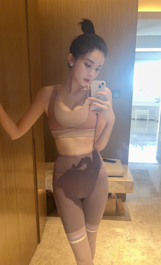 二月二 29岁的娜扎穿运动内衣健身!画浓妆红唇油亮抢镜,皮肤白净无一滴汗