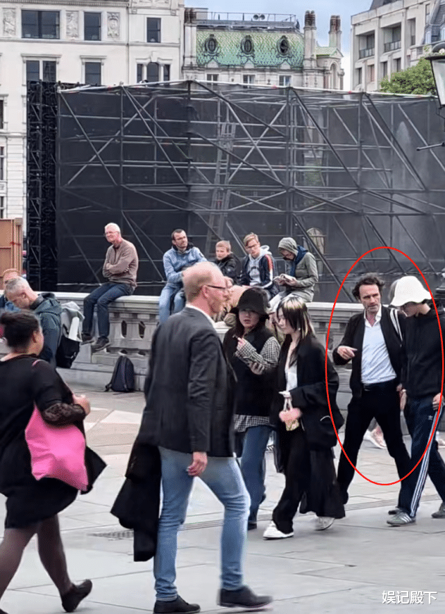 马思纯|马思纯英国逛街被拍,胖到严重变形认不出,一看就是生完孩子了!