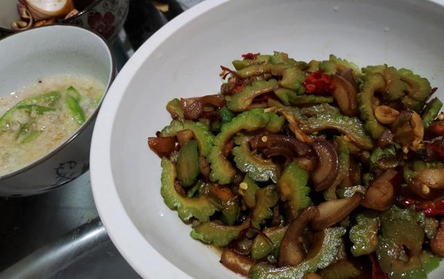 退休金|山东25岁男子211毕业不找工作,还嫌饭菜差,5000退休金不够花?