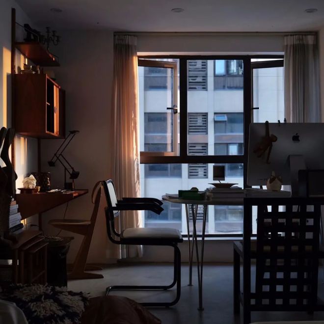 |他蜗居35m2,每月额外花8000元租别墅,摆满古物