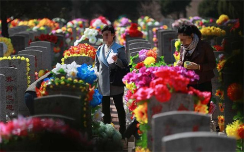 2021年,男子买的新房对门无人住,邻居大爷:你家对门每天灯亮着