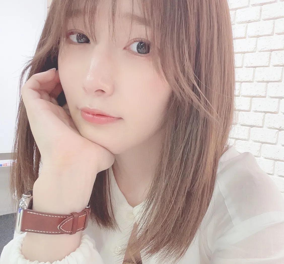 医美 内田真礼清新日系穿搭自拍，淡妆短发翘舌尖