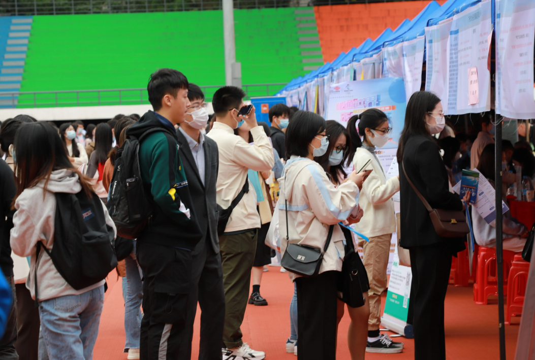 大学生|为什么不敢讨价还价？老板亲自面试，体会到普通家庭毕业生的无奈