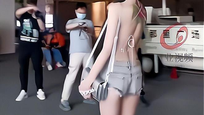 一女子清凉装出门，热裤下刺青清晰可见，街上男子纷纷驻足拍照